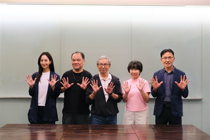 Actress Janine Chang (from left), National Chung Cheng University professor Kuang Chung-hsiang, director Wu Nien-jen, former director of the National Taiwan Museum of Literature Nikky Lin and writer Tsai Chi-hua hold up 10 fingers in this undated photo as the jurors of the 10th Taiwan Literature Awards for Migrants. Photo courtesy of GrX Studio Aug. 14, 2025