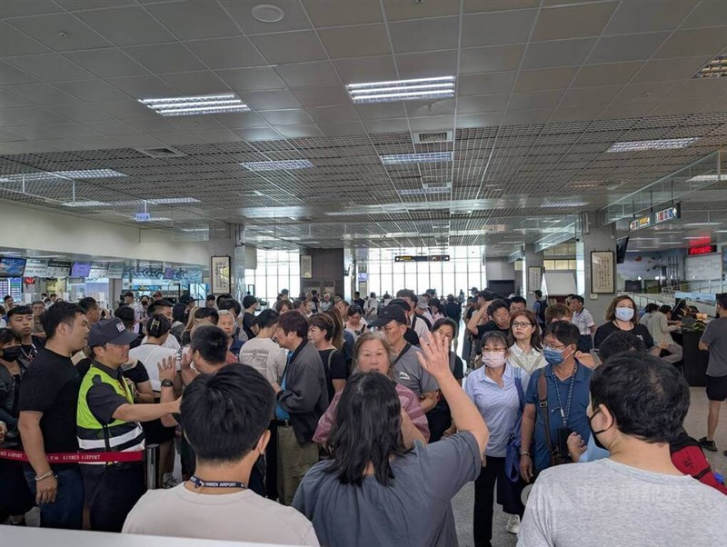 A large number of travelers wait at Kinmen Airport on Friday. CNA photo, Aug. 15, 2025.