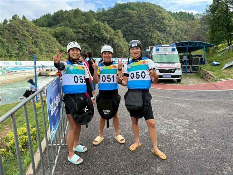 From left to right: Chou Chih-chin, Wu Ting-yi and Chang Chu-han. Photo courtesy of the Chinese Taipei Canoe Association