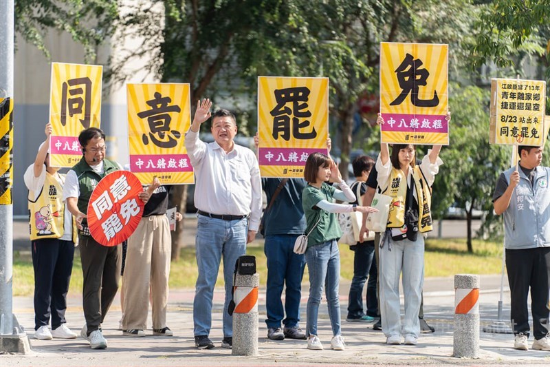 Ruling Democratic Progressive Party Acting Secretary General Ho Po-wen (fourth left) waves to passersby in Taichung while asking locals to vote to recall opposition legislators. CNA photo Aug. 16, 2025