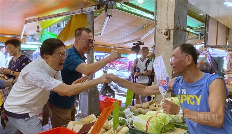 Kuomintang lawmaker Lo Ming-tsai (second left) and Taipei Deputy Mayor Lee Ssu-chuan (third left) campaign in New Taipei against recalling their party's legislators. CNA file photo Aug. 16, 2025