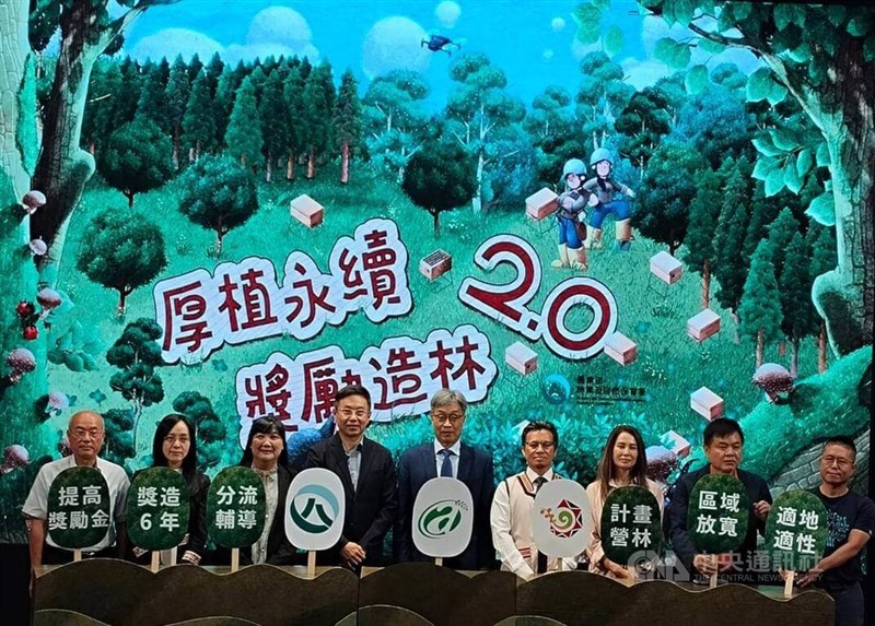  Agriculture Minister Chen Junne-jih (fifth left) and Nature Conservation Agency Director-General Lin Hua-ching attend a press event at Taipei on Monday. CNA photo Aug. 18, 2025