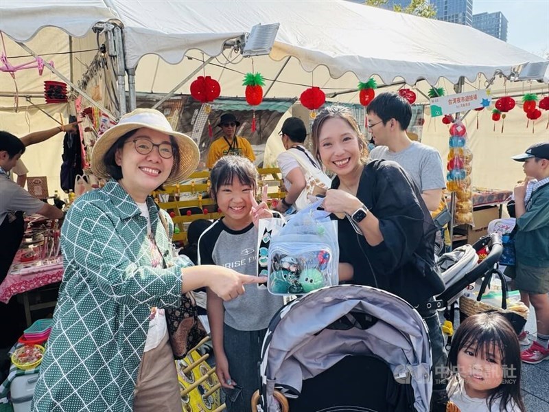 Deputy Culture Minister Sue Wang (王時思, left) poses for a photo with visitors on Sunday. CNA photo Aug. 17, 2025