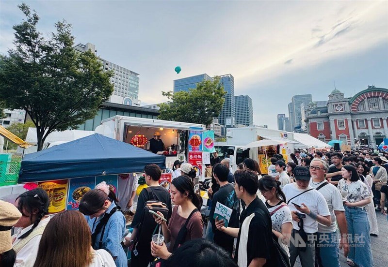 Visitors crowd into Nakanoshima Park in Osaka for the 2025 Taiwan Plus event on Sunday. CNA photo Aug. 17, 2025