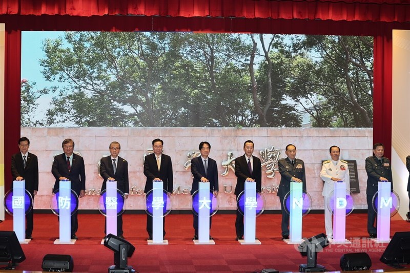 President Lai Ching-te (center), Defense Minister Wellington Koo (fourth right), and National Security Council Secretary-General Joseph Wu (fourth left). CNA photo Aug. 19, 2025