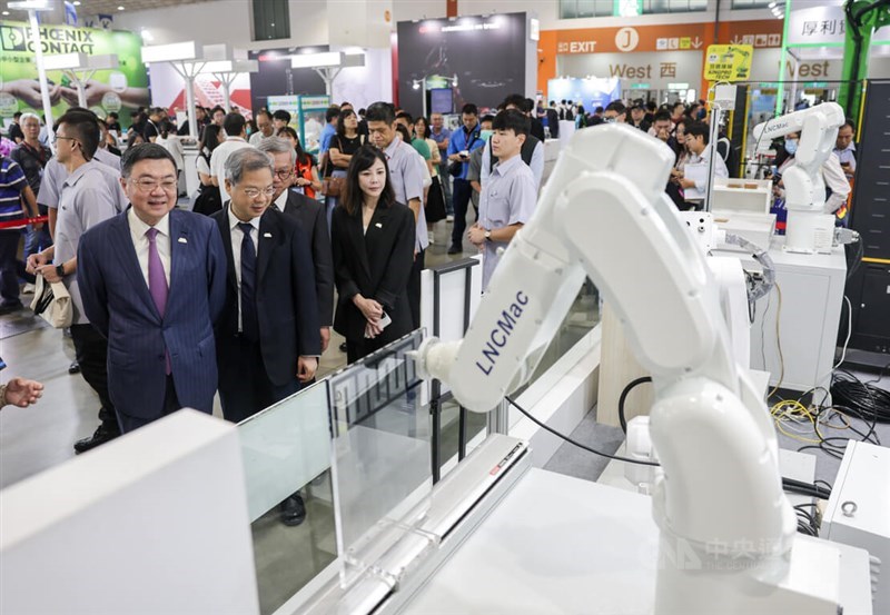 Premier Cho Jung-tai (left) visits the 2025 Intelligent Asia smart manufacturing exhibition in Taipei on Wednesday. CNA photo Aug. 20, 2025