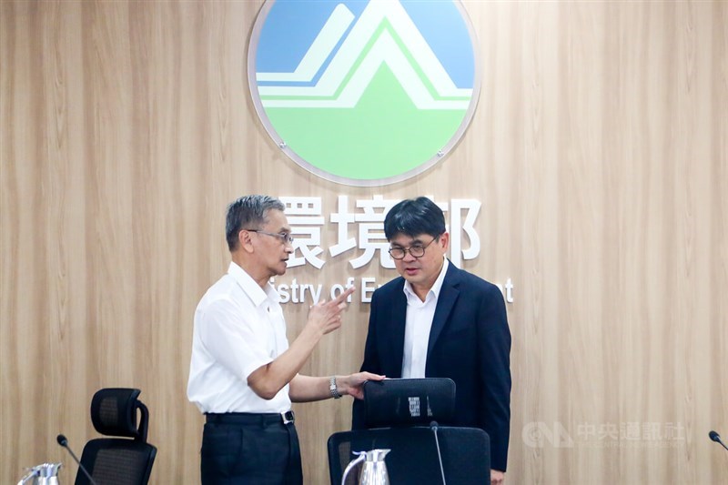 Yang Cheng-chun (right), head of the Railway Bureau, talks with Yeh Chun-hung after a review meeting in Taipei on Wednesday. CNA photo Aug. 20, 2025