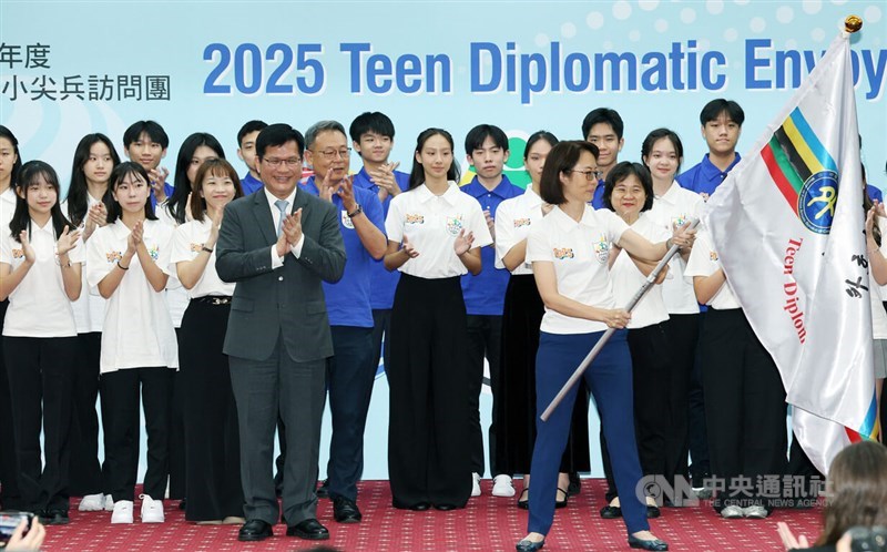 Foreign Minister Lin Chia-lung (front left). CNA photo Aug. 20, 2025 