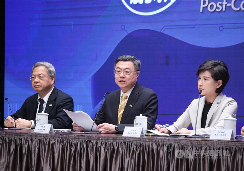 Premier Cho Jung-tai (center). CNA photo Aug. 21, 2025