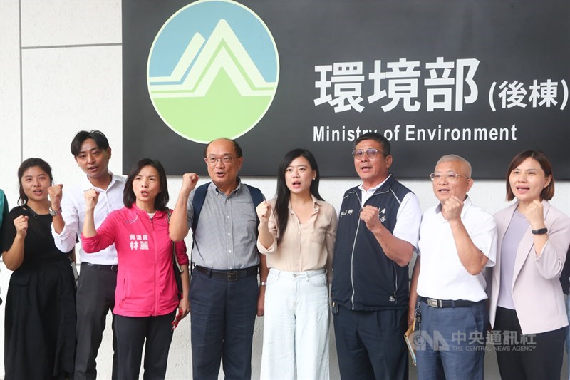 Former Deputy County Magistrate Huang Shih-chao (fourth left) and other representatives advocate for Yilan County’s high-speed rail project in Taipei on Wednesday. CNA photo Aug. 20, 2025