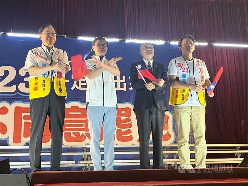 A rally in New Taipei's Xindian District in support of KMT Legislator Lo Ming-tsai (second left) on Friday. Also on the stage are Taoyuan Mayor Chang San-cheng (left), Legislative Speaker Han Kuo-yu (second right) and TPP Chairman Huang Kuo-chang (right). CNA photo Aug. 22, 2025