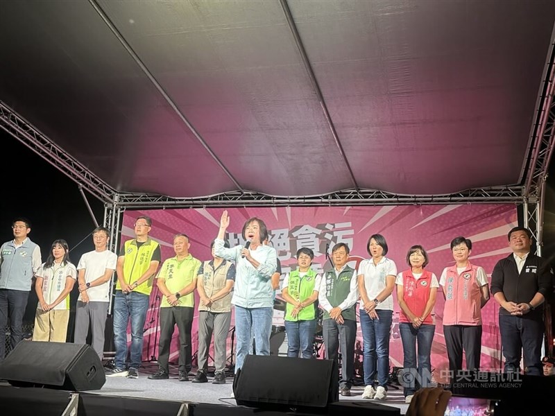 DPP Legislator Ho Hsin-chun (central front) addresses a rally calling for the recall of KMT lawmaker Yen Kuan-heng in Taichung's Wuri District on Friday. CNA photo Aug. 22, 2025