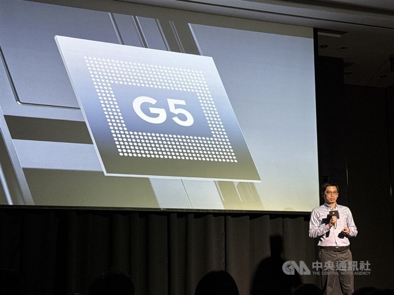 The speaker highlights in Taipei on Friday that the latest model’s Tensor G5 chips are built using TSMC’s 3-nanometer process. CNA photo Aug. 21, 2025