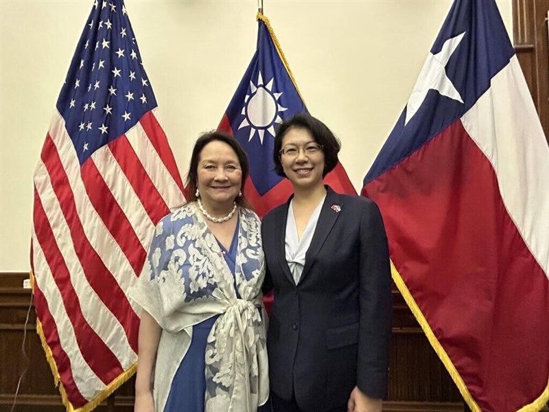 Yvonne Hsiao (right), director of the Taipei Economic and Cultural Office in Houston, poses with Texas First Lady Cecilia Abbott in Texas on Friday. Photo courtesy of the Taipei Economic and Cultural Office in Houston Aug. 21, 2025