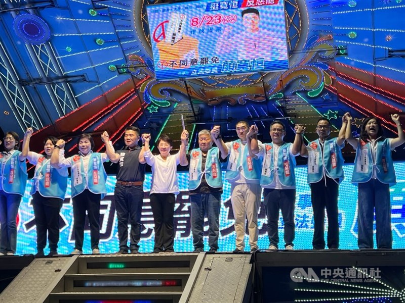 KMT members, including Taichung Mayor Lu Shiow-yen (5th from left), attend an anti-recall campaign in Taichung on Aug. 18. CNA file photo