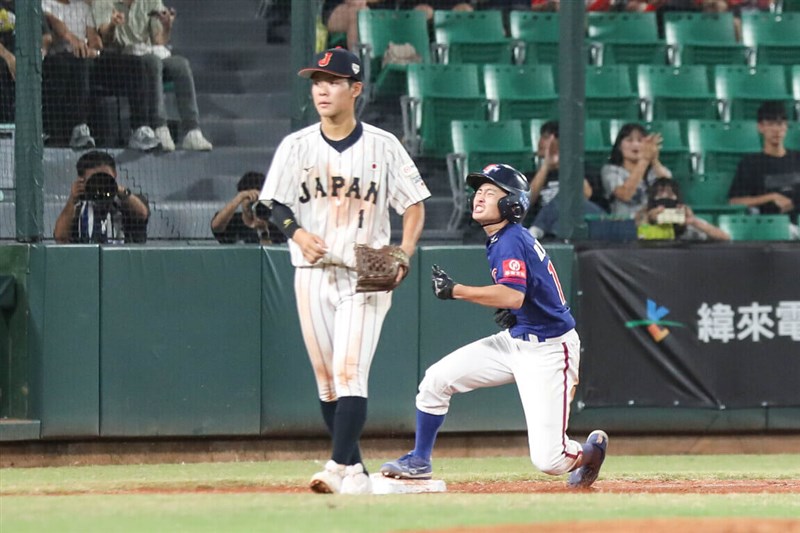 Taiwanese batter Chen Bo-you (right) makes it to base at the final game on Saturday. Photo courtesy of the Chinese Taipei Baseball Association Aug. 23, 2025
