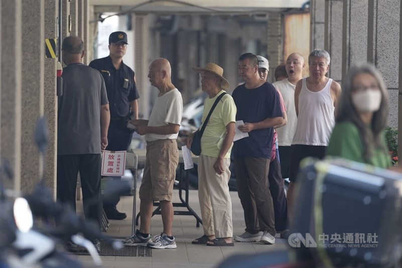 Voters line up at the poll station in Taipei ton Saturday. CNA photo Aug. 21, 2025