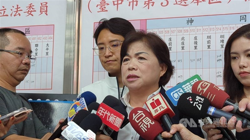 Taichung legislator Yang Chiung-ying speaks to the media after surviving a recall vote. CNA photo Aug. 23, 2025