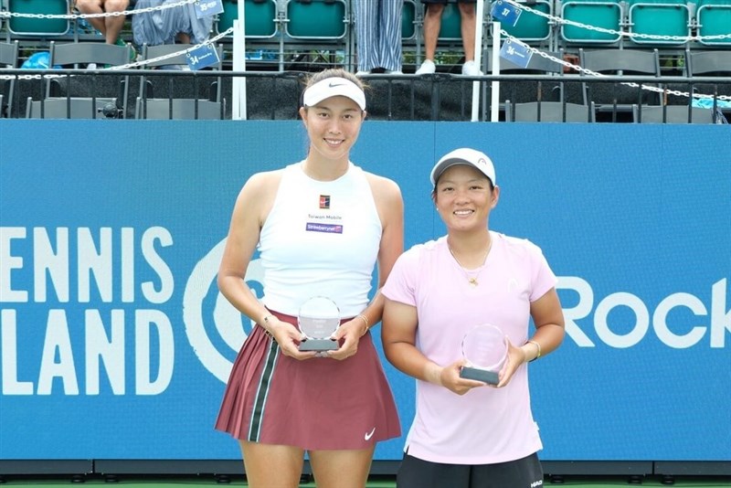 Taiwanese tennis player Chan Hao-ching (left) and her Chinese partner Jiang Xinyu at the Women's Tennis Association event in Cleveland on Sunday. Photo courtesy of Chan Hao-ching