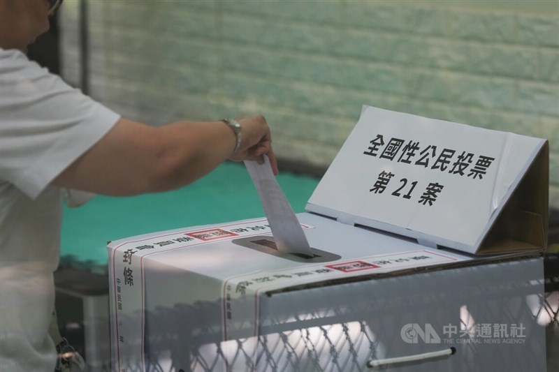 A voter casts a ballot at Taipei Municipal Tianmu Elementary School.