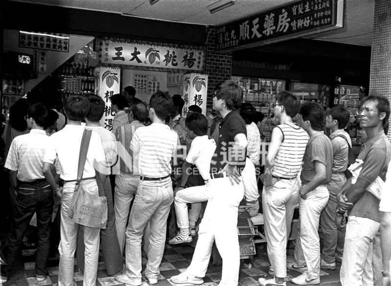 People gather outside a drink shop in 1987 to watch on TV a Little League World Series game between Hualien County, eastern Taiwan, and the western United States. CNA file photo