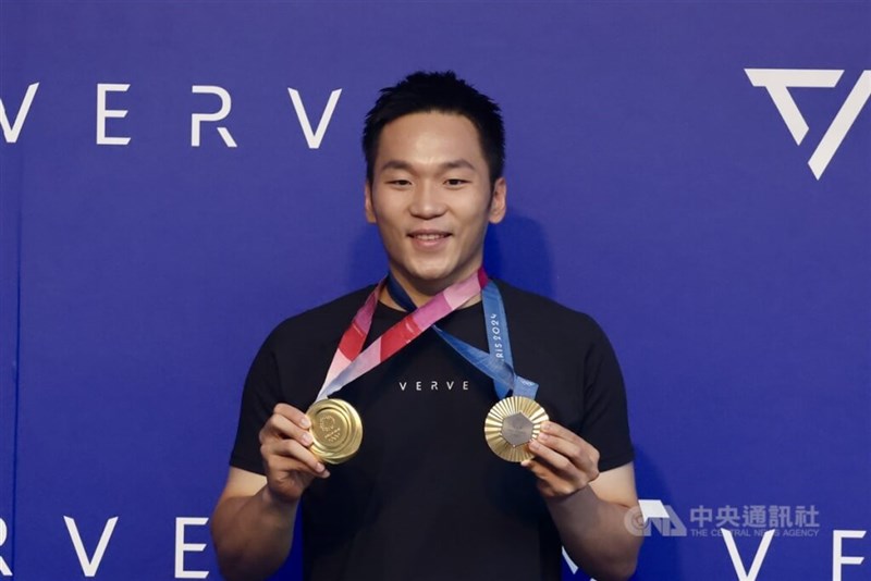 Newly-appointed Sports Minister Lee Yang shows his two Olympic gold medals in this CNA file photo