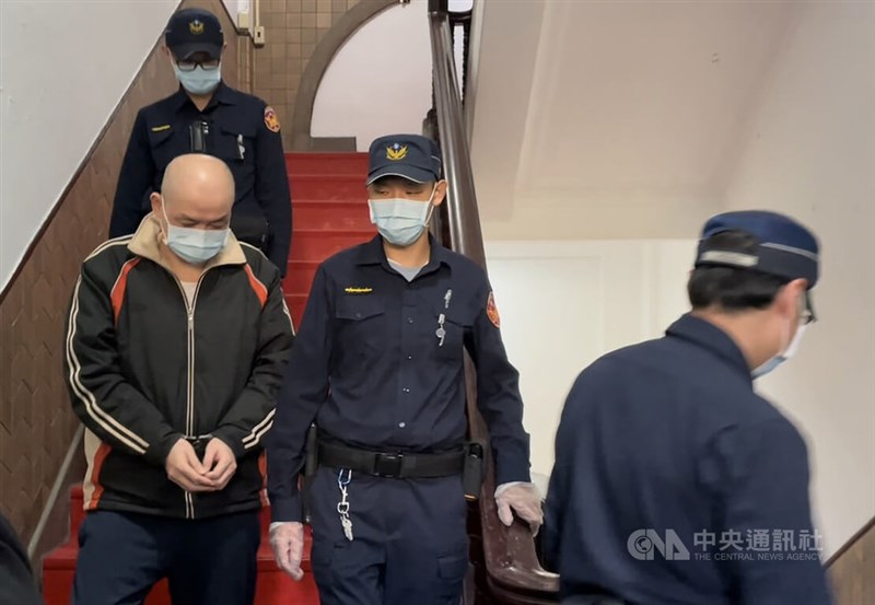 Death row inmate Cheng Yi-lung is escorted by police in this CNA file photo taken on March 9, 2022.