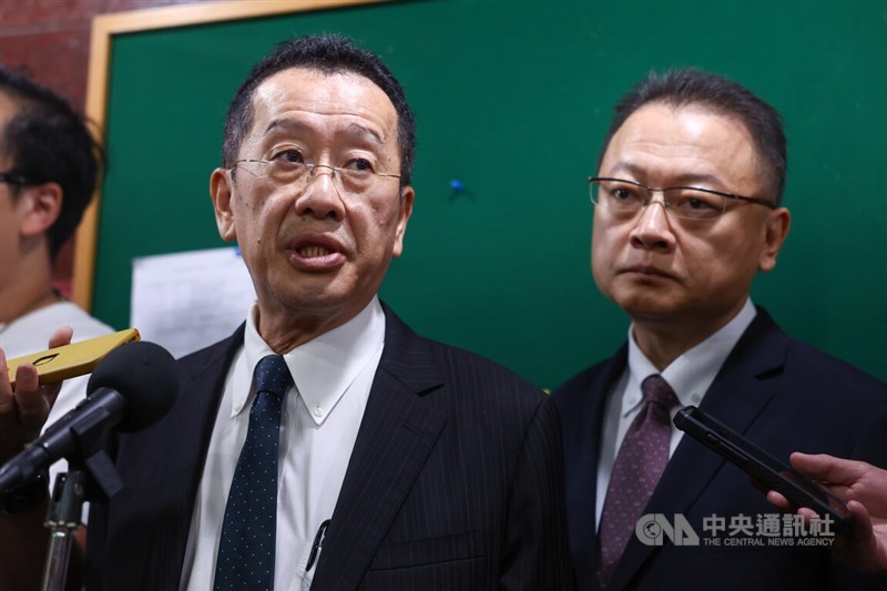 Defense Minister Wellington Koo (left). CNA photo Aug. 28, 2025