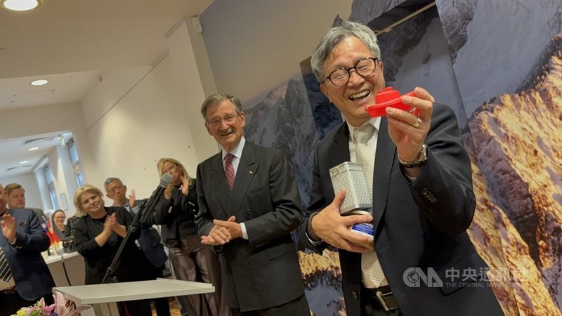 Taiwan's new envoy to the European Union and Belgium Shieh Jhy-wey (first from right) displays a gift at a farewell party held at Taiwan's representative to Germany in Berlin Thursday. CNA photo Aug. 29, 2025