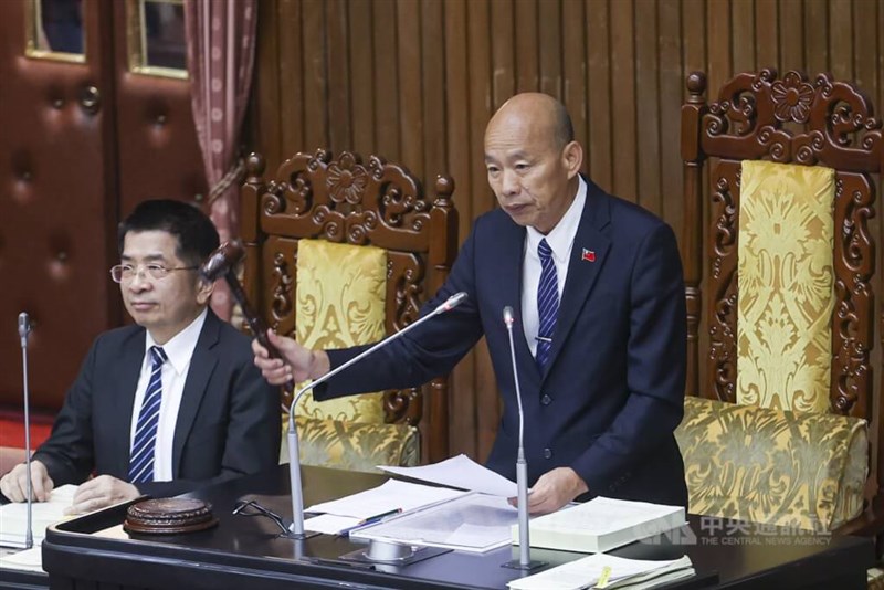 Legislative Speaker Han Kuo-yu strikes the gavel in Taipei on Friday. CNA photo Aug. 29, 2025