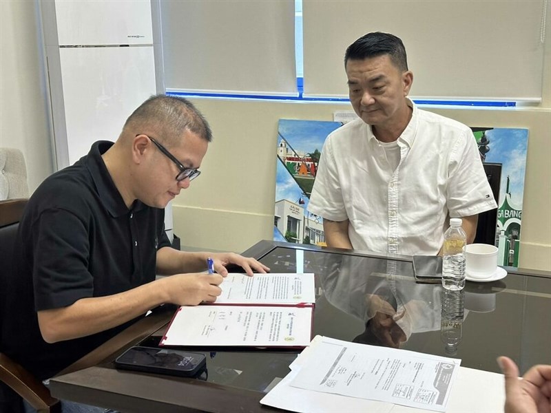 Aklan Governor Jose Enrique M. Miraflores (left) finalizes the signing of the sister-city agreement with Tainan on Aug. 27. Photo courtesy of the Tainan City government