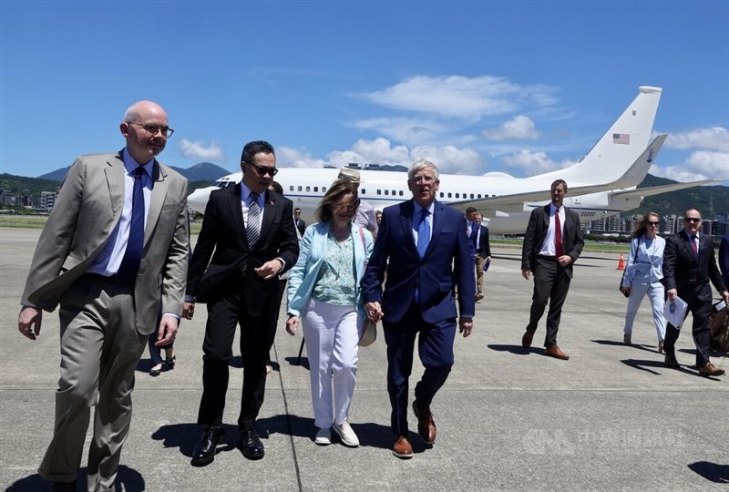 United States Senator Roger Wicker (front right) touches down at Taipei Songshan Airport on Friday. CNA photo Aug. 29, 2025
