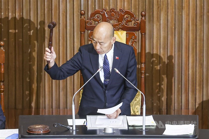 Legislative Speaker Han Kuo-yu strikes the gavel in the Legislative Yuan in Taipei on Friday. CNA photo Aug. 29, 2025