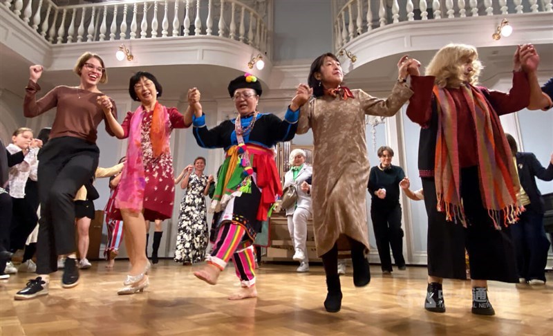 Grace Lo (second left), Taiwan’s representative in Russia, takes part in a dance with Taiwanese Indigenous artists at the Moscow Conservatory, Russia on Saturday. CNA photo Aug. 30, 2025