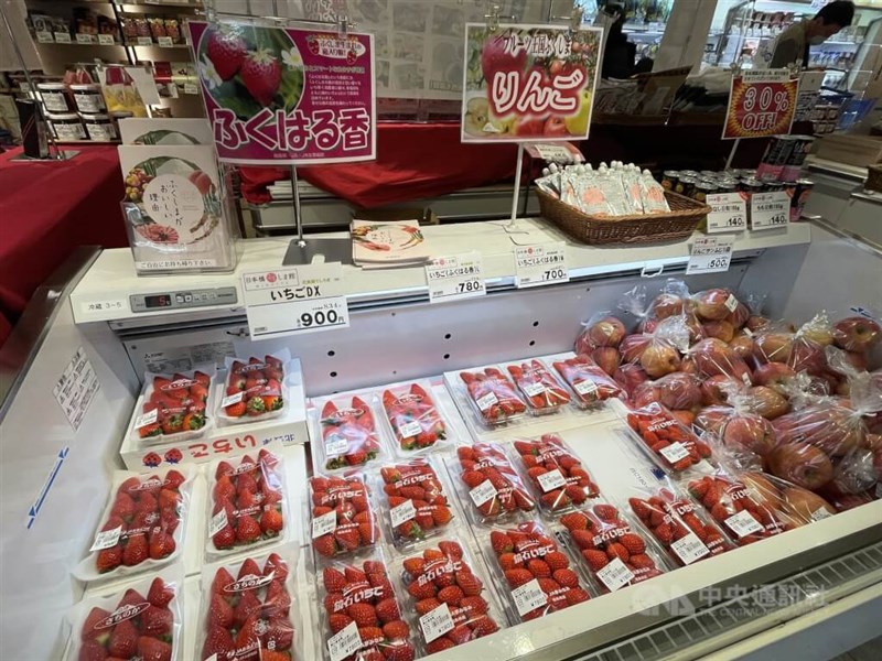 Strawberries produced from the Fukushima Prefecture are displayed in a Fukushima Prefecture Souvenir Shop in Tokyo in this CNA file photo