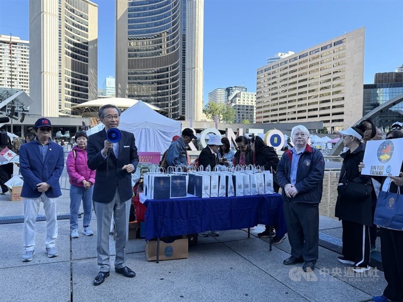 Liang Yi-peng (third left), director-general of the Taipei Economic and Cultural Office in Toronto. CNA photo Sept. 1, 2025