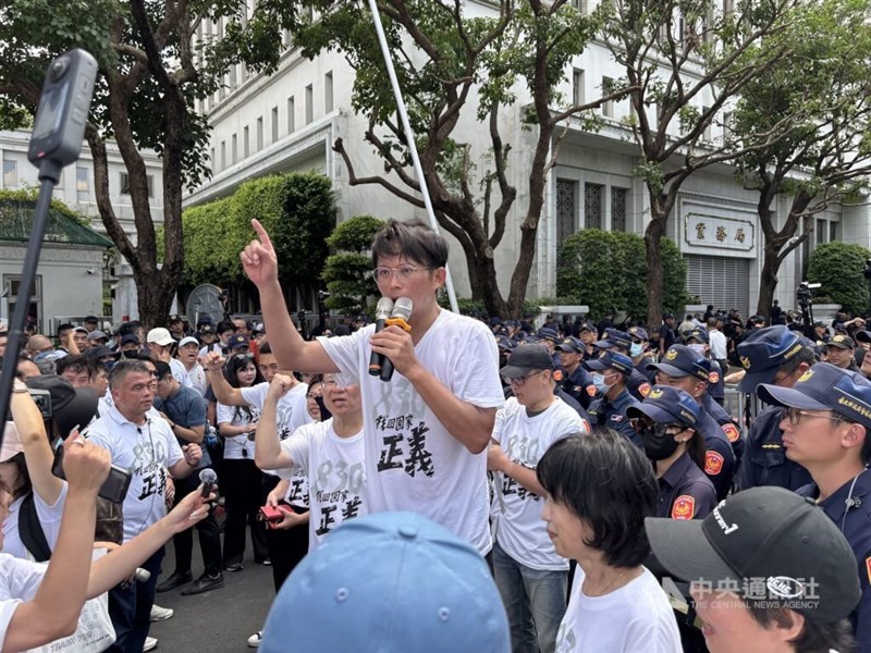 TPP Chairman Huang Kuo-chang (holding two microphones) takes part iin the Taipei rally on Saturday. CNA file photo