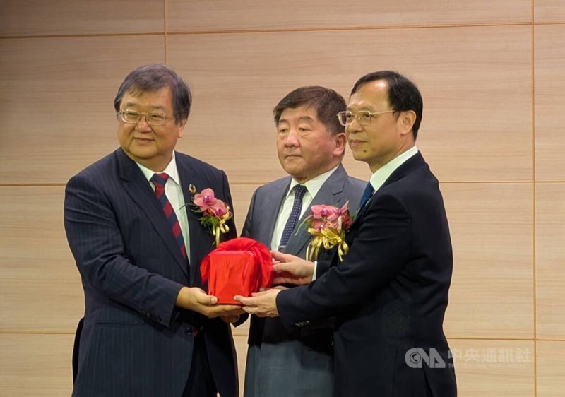 Former Health Minister Chiu Tai-yuan (left) hands over the seal of Taiwan's Ministry of Health and Welfare to newly appointed Minister of Health and Welfare Shih Chung-liang (right) while COVID-time Health Minister Chen Shih-chung facilitates the ceremony. CNA photo Sept. 1, 2025