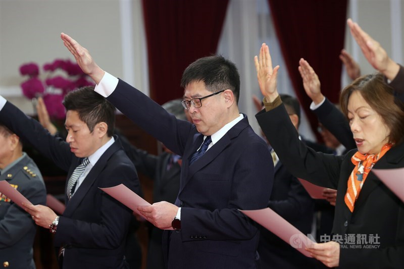 Retired Army Major General Liu Te-chin (center) is sworn in as a NSC deputy secretary-general at the Presidential Office on Feb. 22, 2023. CNA file photo