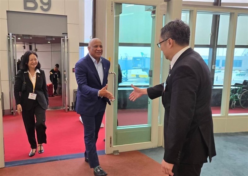 Deputy Foreign Minister Chen Ming-chi (right) greets Saint Lucian Deputy Prime Minister Ernest Hilaire inside Taoyuan Airport on Monday. Photo courtesy of MOFA
