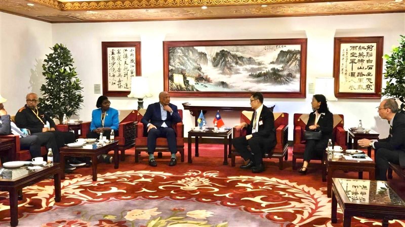 Deputy Foreign Minister Chen Ming-chi (third right) meets with Saint Lucia's Deputy Prime Minister Ernest Hilaire (third left), Minister for Commerce, Manufacturing, Business Development, Cooperatives and Consumer Affairs Emma Hippolyte (second left) and Minister for Equity, Social Justice and Empowerment Joachim Andre Henry (left) on Monday. Photo courtesy of MOFA