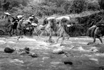 KMT soldiers escort refugees during the Sino-Japanese War at the Gaoligong Mountains in western Yunnan in 1944. CNA file photo