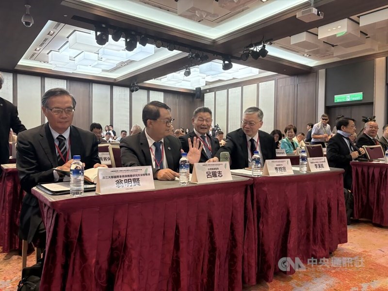 Former National Security Bureau Director Lee Shying-jow (third left) speaks with other guests during a conference on Chinese PLA threats and Taiwan’s strategic response in Taipei on Tuesday. CNA photo Sep. 2, 2025