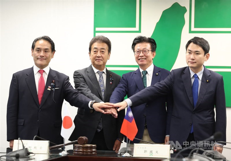 Democratic Progressive Party lawmakers Kuo Kuo-wen (second right) and Chen Kuan-ting (right) discuss ways to cooperate with Japan's ruling Liberal Democratic Party lawmakers. CNA photo Sep. 3, 2025