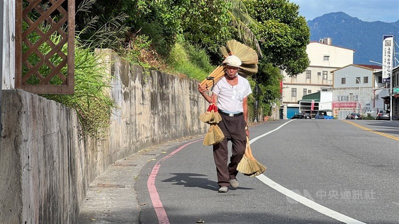 Chang Shui strolls through the alleys of Taitung County, carrying several brooms for sell in Taitung County on Wednesday. CNA photo Sept. 3, 2025