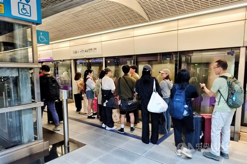 Travelers are stranded at Taoyuan Airport MRT on Thursday. CNA photo Sept. 4, 2025