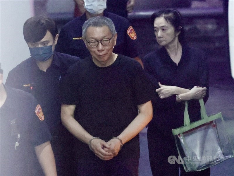 Former Taipei Mayor Ko Wen-je (second right). CNA file photo