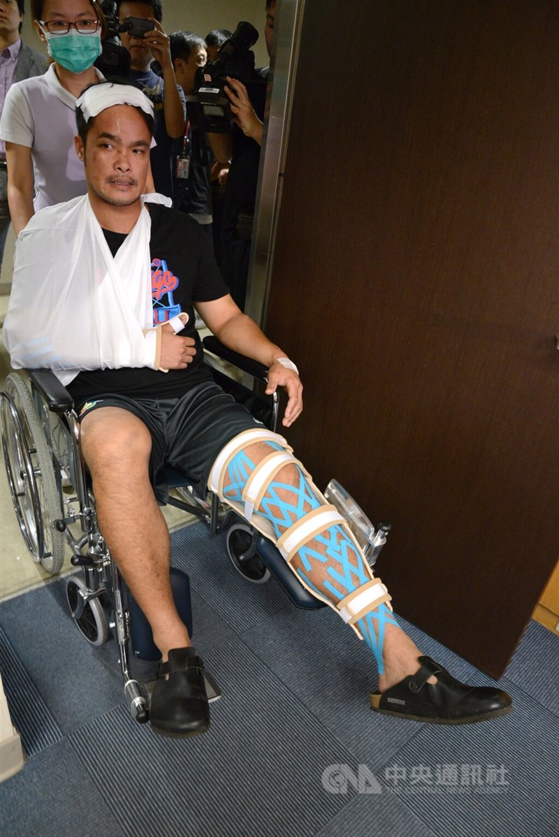 Ngayaw‧Ake appears in a wheelchair at his discharge press conference in Taoyuan on July 20, 2013. CNA file photo