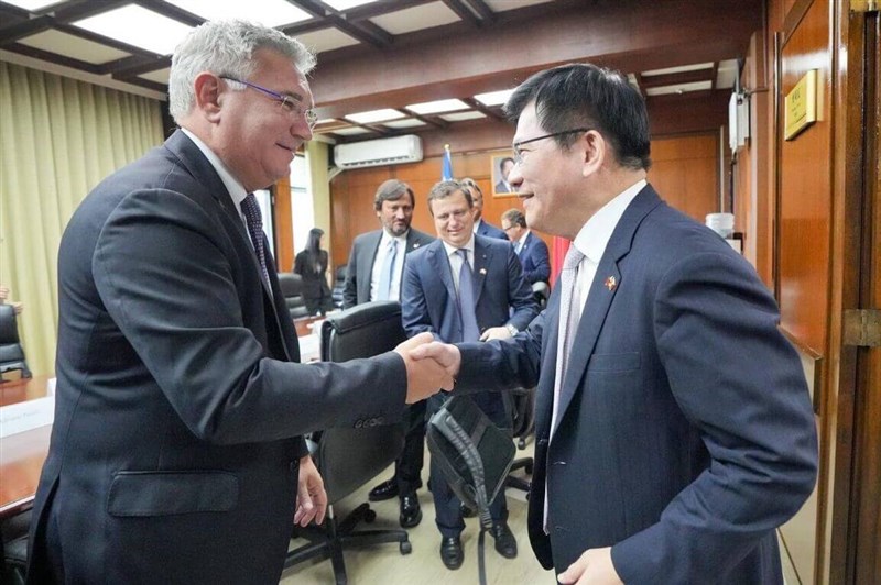 Taiwan’s Foreign Minister Lin Chia-lung (right) greets Adriano Paroli, co-chair of the Italy-Taiwan parliamentary friendship group, in Taipei on Friday. Photo courtesy of the Ministry of Foreign Affairs Sept. 5, 2025
