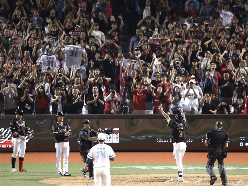 Ngayaw‧Ake's celebrates with teammates and fans after his home run hit on Sunday. CNA photo Sept. 7, 2025